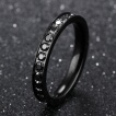 Bague femme noire en acier � pourtour de pierres