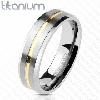 Bague en titane bross� � rainure centrale dor�e