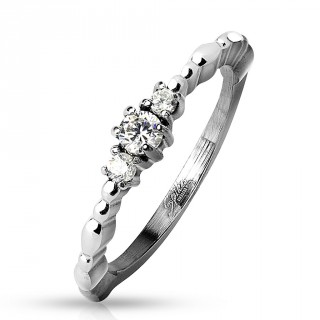 Bague femme en acier � coupe perl�e et trio de zirconiums