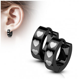 Boucles d'oreilles noires cr�oles en acier � coeurs argent�s