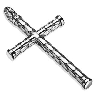 Pendentif croix latine � �cailles en acier inoxydable