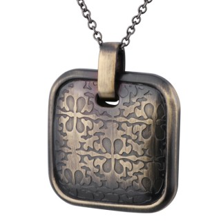 Pendentif femme acier cuivr� carr� arrondie � reliefs